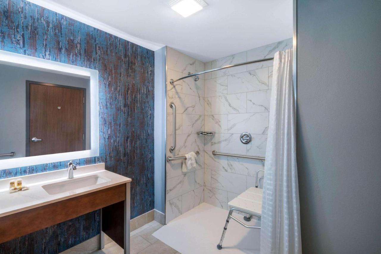 La Quinta Inn & Suites By Wyndham Louisville Ne - Old Henry Rd Esterno foto