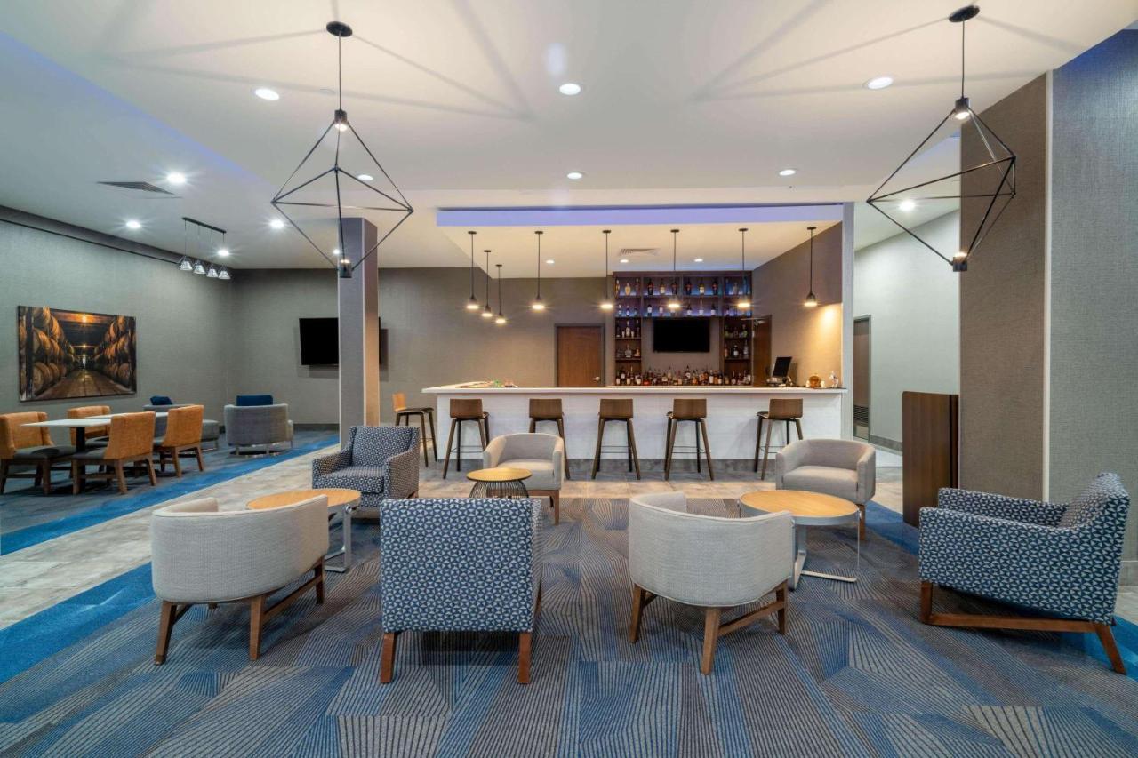 La Quinta Inn & Suites By Wyndham Louisville Ne - Old Henry Rd Esterno foto